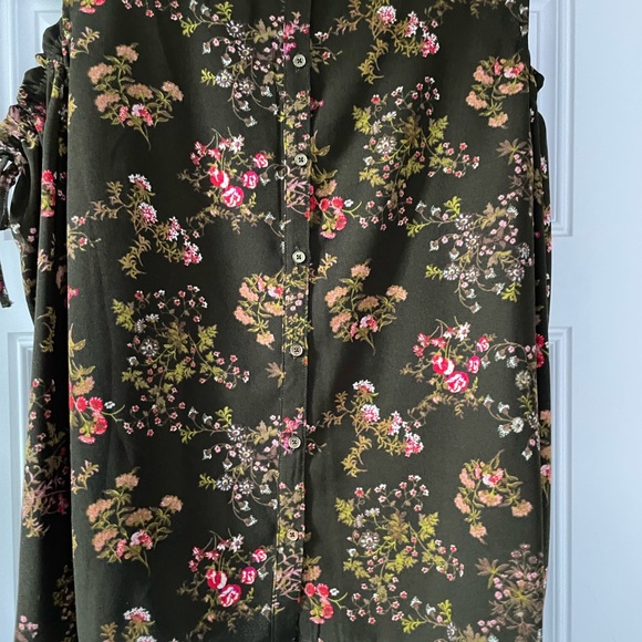 Lauren Conrad cold shoulder long sleeved top - Picture 9 of 10